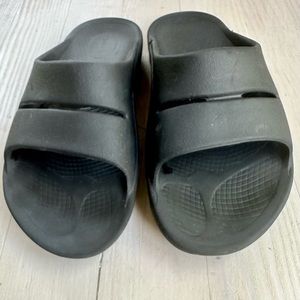 OOFOS -- ООАНН SLIDE SANDAL -
BLACK